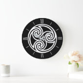 Celtic Triskele Ornament, Black and White Grote Klok (Huis)