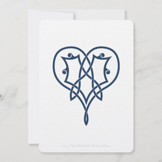 Celtic Weave Hearts in Navy Wedding Invitation Kaart (Achterkant)