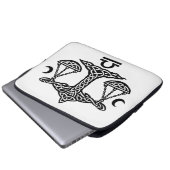 Celtic Weegschaal door BurnsInHell Laptop Sleeve (Voorkant onderkant)