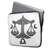 Celtic Weegschaal door BurnsInHell Laptop Sleeve (Voorkant Links)