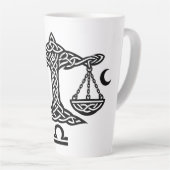 Celtic Weegschaal door BurnsInHell Latte Mok (Rechterhoek)