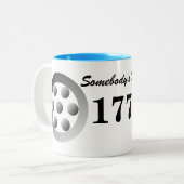 Centesimal 1776, ingediend door Kenneth Yoncich Tweekleurige Koffiemok (Voorkant links)