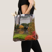 Central Park in herfstzakken Tote Bag (Dichtbij)