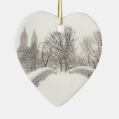 Central Park Winter Romance - Bodembrug Keramisch Ornament (Rechts)