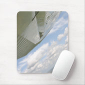 Cessna-vliegtuig vleugelvliegend in sky mousepad muismat (Met muis)