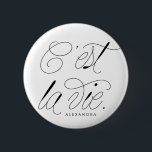 C'est La Vie Quote Chic Typography Ronde Button 5,7 Cm<br><div class="desc">Kom naar La Vie! Moderne en chique pi knop met chique script typografie. Personaliseer door een naam toe te voegen. Deze typografie citaat knop zal perfect zijn als een geschenk.</div>