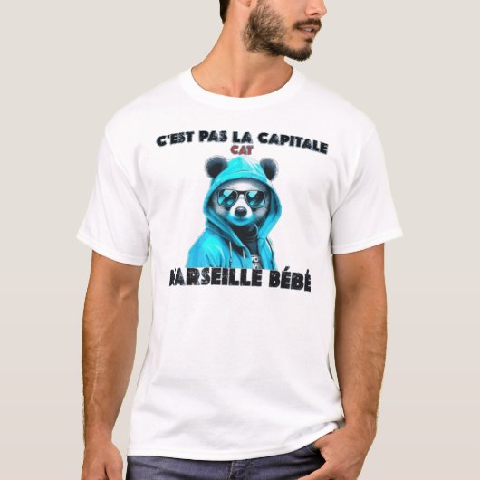 C'est pas la capitale c'est marseille bébé marseil t-shirt (Voorkant)