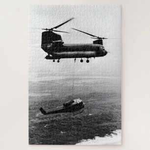CH-47 Chinook die UH-1 Huey herstelt – Vietnam-oor Legpuzzel