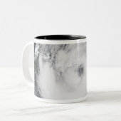 Chaba-tyfoon in de westerne Stille Oceaan Tweekleurige Koffiemok (Voorkant links)