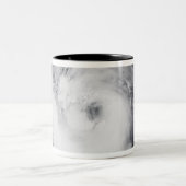 Chaba-tyfoon in de westerne Stille Oceaan Tweekleurige Koffiemok (Center)