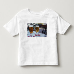 Chablis; twee koele biertjes bij 42 graden op een kinder shirts