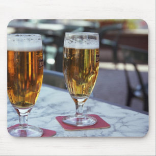 Chablis; twee koele biertjes bij 42 graden op een  muismat