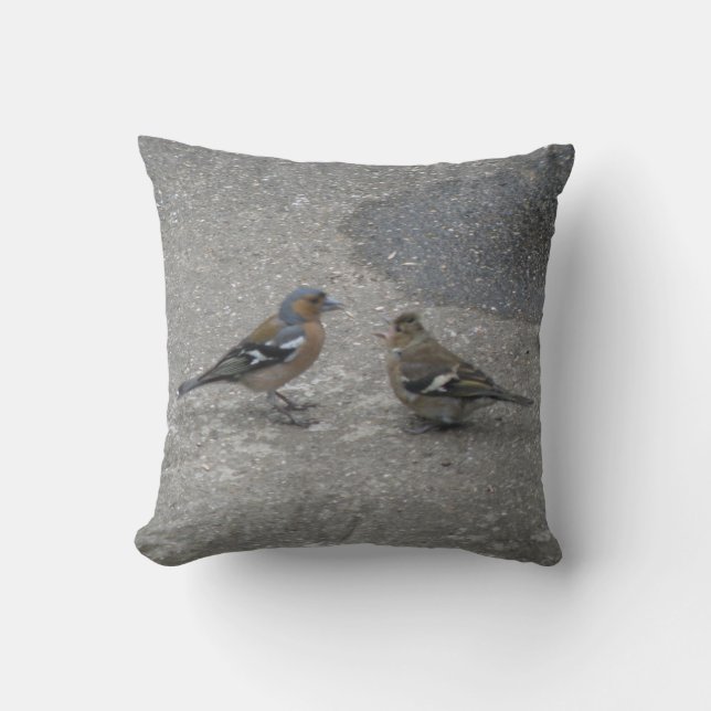 Chaffinch Feed Me Pillow Kussen (Voorkant)