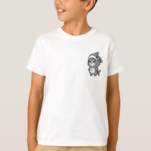 Chagrijnige grijze gestreepte kat draagt haaikledi t-shirt