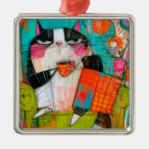 Chagrijnige kat die koffie drinkt in een fauteuil metalen ornament