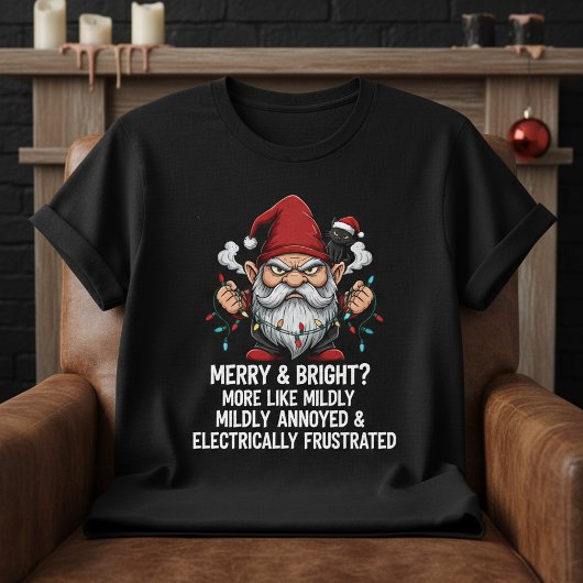 Chagrijnige Kerstkabouter in Verwarde Lichtjes met T-shirt