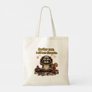 Chagrijnige wasbeer haat vuurwerk grappig 4 juli tote bag