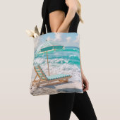 Chaise Lounge op White Ocean Sand Tote Bag (Dichtbij)