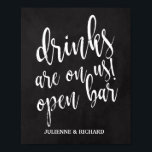 Chalboard Wedding Open Bar 8x10-teken Poster<br><div class="desc">Een elegant rand trouwbord,  kenmerkt de tekst "Drinken zijn op ons! De open Bar " in een extraverte manuscriptdoopvont,  voegt de borsteltextuur een spontaan en playful gevoel toe. De achtergrondkleur kan aan uw behoeften en voorkeuren worden aangepast. Neem contact met mij op als u een speciaal verzoek hebt.</div>