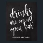 Chalboard Wedding Open Bar 8x10-teken Poster<br><div class="desc">Een elegant rand trouwbord,  kenmerkt de tekst "Drinken zijn op ons! De open Bar " in een extraverte manuscriptdoopvont,  voegt de borsteltextuur een spontaan en playful gevoel toe. De achtergrondkleur kan aan uw behoeften en voorkeuren worden aangepast. Neem contact met mij op als u een speciaal verzoek hebt.</div>