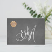  Chalk Old Wax Seal Monogram Huwelijk RSVP Kaartje (Staand voorkant)