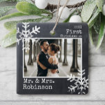 Chalkboard 1e Kerstmis Mr. & Mrs Foto Keramisch Ornament<br><div class="desc">Pas deze versiering aan met uw trouwfoto en voeg uw achternaam toe samen met het jaar voor deze geweldige kerstkalm.</div>