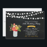 Chalkboard 50th Surprise Birthday Party Invitation Kaart<br><div class="desc">Viel je speciale dag met deze stijlvolle verjaardagsuitnodiging. In dit ontwerp zijn koordlichten,  moerasjar- en bloembouquet met een achtergrond van het krijtbord opgenomen.</div>