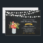 Chalkboard 50th Surprise Birthday Party Invitation Kaart<br><div class="desc">Viel je speciale dag met deze stijlvolle verjaardagsuitnodiging. In dit ontwerp zijn koordlichten,  moerasjar- en bloembouquet met een achtergrond van het krijtbord opgenomen.</div>