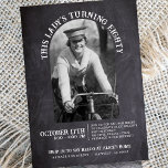 Chalkboard 80th Birthday Open House 2 Foto Kaart<br><div class="desc">Deze zwart-wit krijtbordfoto 80e verjaardagsfeestuitnodiging is de perfecte manier om gasten uit te nodigen voor een open huisfeest voor uw familielid! Kies uw favoriete foto van de honoree, een foto uit de kindertijd is bijzonder schattig en verwelkom familieleden, vrienden en buren om in te stappen en te zeggen Happy 80th...</div>