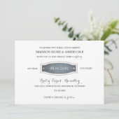 Chalkboard Badge Wedding Uitnodiging (Staand voorkant)