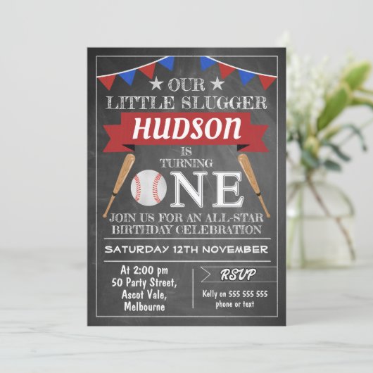 Chalkboard Baseball 1e verjaardag Uitnodiging (Staand voorkant)