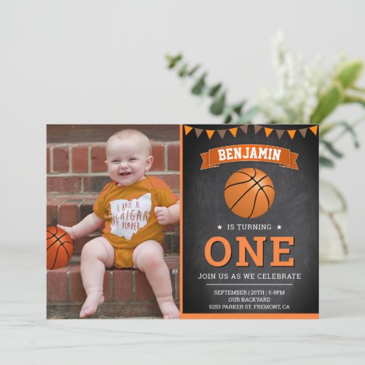Chalkboard Basketball First Birthday Party Foto Kaart (Staand voorkant)
