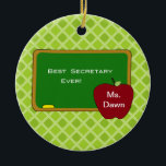 Chalkboard Best Secretary kerstversiering Keramisch Ornament<br><div class="desc">Haal het perfecte cadeau voor die geweldige secretaris die je kent! Kan voor Kerstmis zijn of alleen omdat ze of hij die speciale aanraking geeft. Dit is een ornament met een groene, kleine, gekookte achtergrond. Er staat "Best Secretary Ever" op een bord. Er is een rode appel rechts van de...</div>