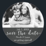 Chalkboard BEWAART DATE Chalk Weddenfoto Ronde Sticker<br><div class="desc">Chalkboard bewaart de DATE Chalk Wedding Photo Stickers. Overeenkomende uitnodigingen beschikbaar.</div>