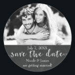 Chalkboard BEWAART DATE Chalk Weddenfoto Ronde Sticker<br><div class="desc">Chalkboard bewaart de DATE Chalk Wedding Photo Stickers. Overeenkomende uitnodigingen beschikbaar.</div>