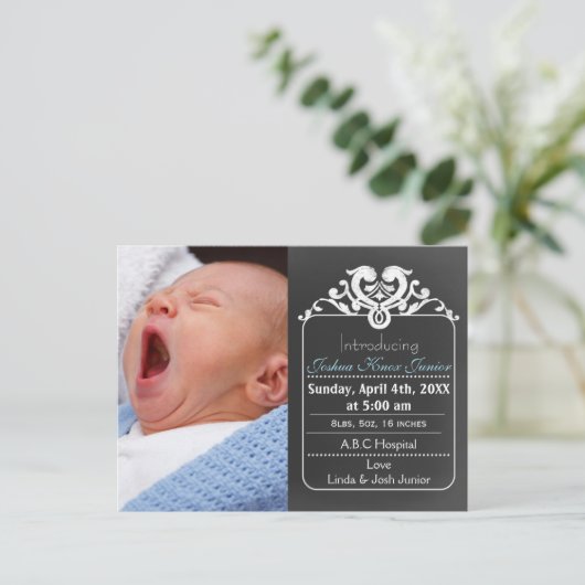 Chalkboard blauw nieuwe baby jongen fotoaankondigi aankondigingskaart (Staand voorkant)