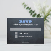 Chalkboard Blauwe RSVP-kaart met Gast Bericht Lijn RSVP Kaartje (Staand voorkant)