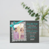Chalkboard Blauwgroen Bow Photo Wedding Save the D Aankondigingskaart (Staand voorkant)