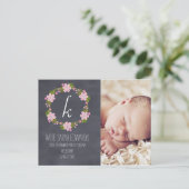 Chalkboard Bloemen Meisje Baby Aankondiging Briefk (Staand voorkant)