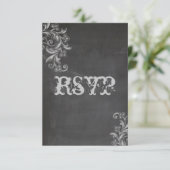 Chalkboard Bloemen RSVP Huwelijksuitnodiging Kaartje (Staand voorkant)