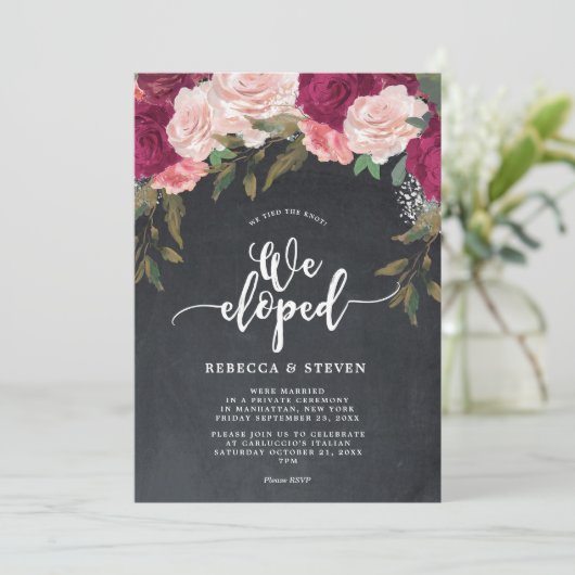 Chalkboard bloemenmodern We hielden uitnodiging (Staand voorkant)