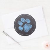 Chalkboard Blue Paw Print Baby shower Hartelijk da Ronde Sticker (Envelop)