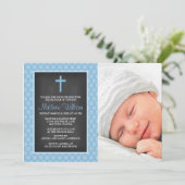 Chalkboard Blue Polka Dot Cross Boy Photo Baptisme Kaart (Staand voorkant)