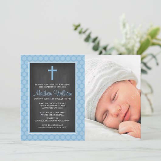 Chalkboard Blue Polka Dot Cross Boy Photo Baptisme Kaart (Staand voorkant)