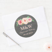 Chalkboard Blush Pink Floral Monogram Weddenschap Ronde Sticker (Envelop)