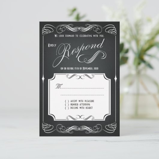 Chalkboard Bold Typografie Bruiloft RSVP (Staand voorkant)