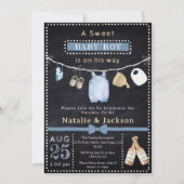 Chalkboard Boy Clothes Beer Baby shower Invitation Kaart (Voorkant)