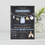 Chalkboard Boy Clothes Beer Baby shower Invitation Kaart (Staand voorkant)