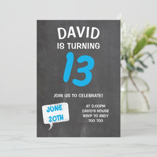 Chalkboard Boy Verjaardag Uitnodiging (Staand voorkant)