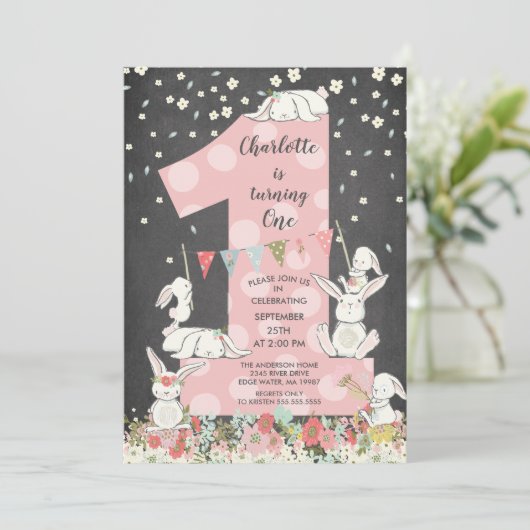 Chalkboard Bunny Big One Girls Verjaardag Uitnodig Kaart (Staand voorkant)